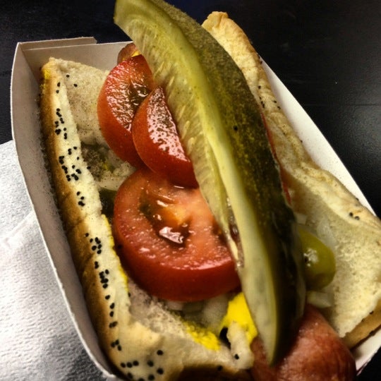 Снимок сделан в George&#39;s Hot Dogs пользователем Clotildes M. 10/25/2012