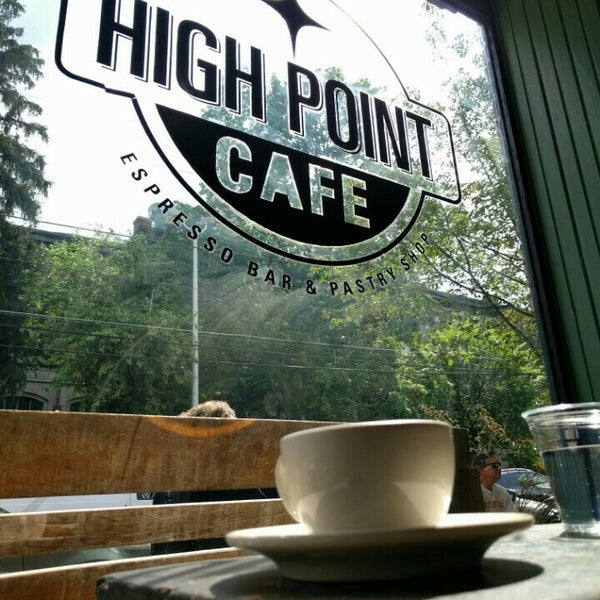 Foto scattata a High Point Cafe da Kristi F. il 6/23/2016