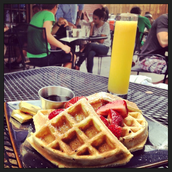 รูปภาพถ่ายที่ Shaw&#39;s Tavern โดย Laetitia B. เมื่อ 7/28/2013