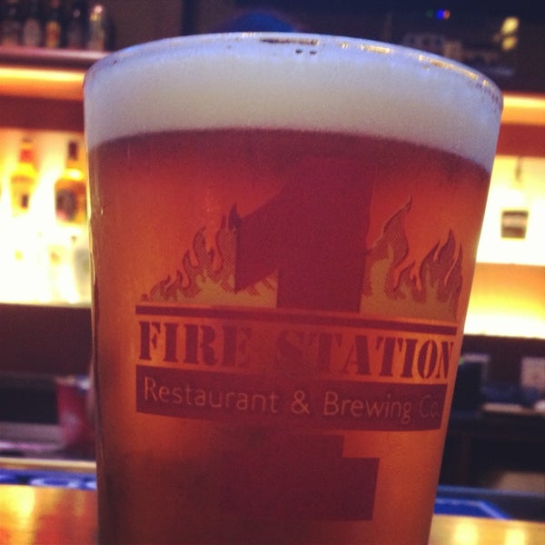Foto diambil di Fire Station 1 Restaurant &amp; Brewing Co. oleh Laetitia B. pada 9/9/2013