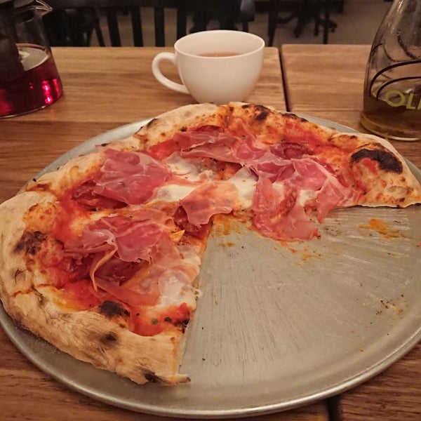Foto diambil di Pizza Pazza oleh Olga S. pada 5/2/2019