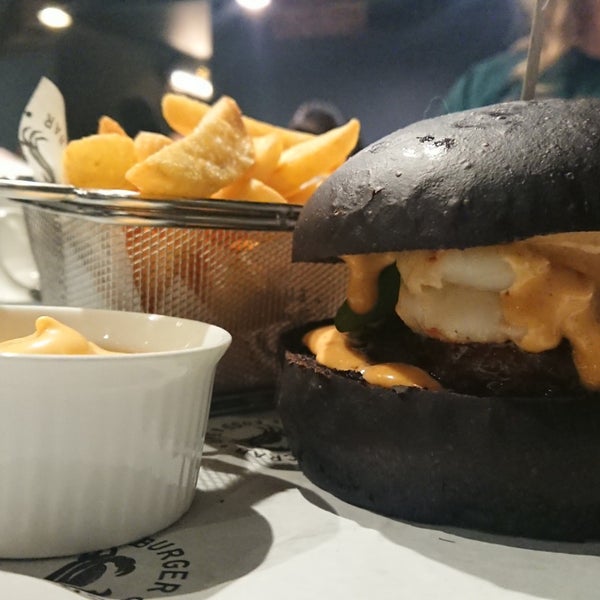 Foto tirada no(a) Burger &amp; Crab por Olga S. em 11/4/2018