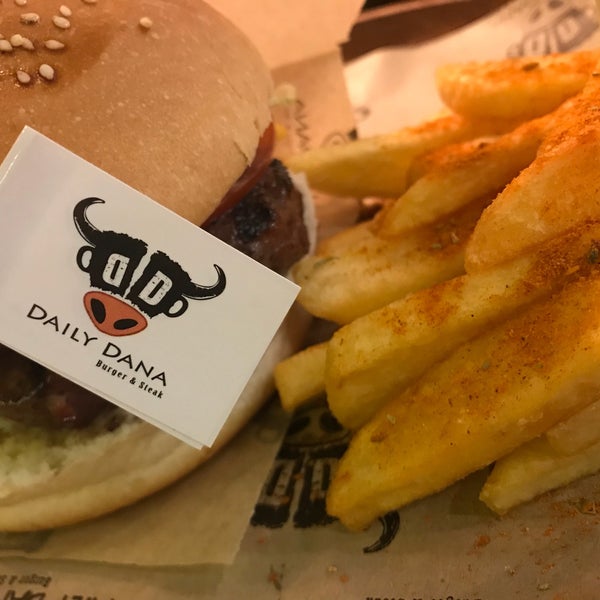 Photo taken at Daily Dana Burger &amp; Steak Fenerbahçe by Ezgi Y. on 3/24/2018