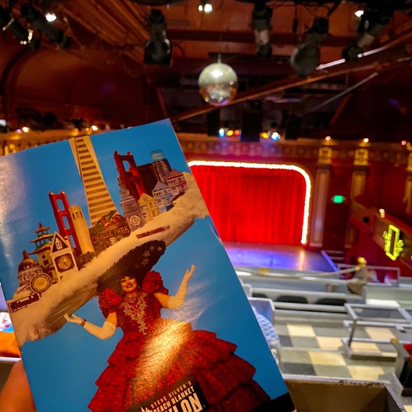 รูปภาพถ่ายที่ Beach Blanket Babylon โดย Shawn S. เมื่อ 10/19/2019