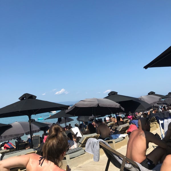 Foto scattata a Villas • Seaside Lounge &amp; Restaurant da Asaf Y. il 7/21/2019