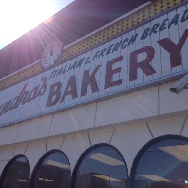 รูปภาพถ่ายที่ Calandra&#39;s Bakery โดย Victor S. เมื่อ 3/29/2013