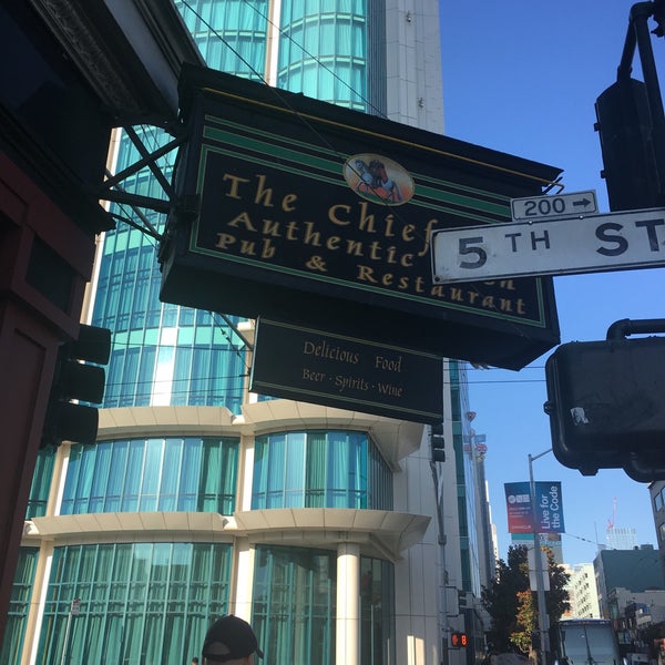 Foto tirada no(a) The Chieftain Irish Pub &amp; Restaurant por Emily B. em 10/11/2018