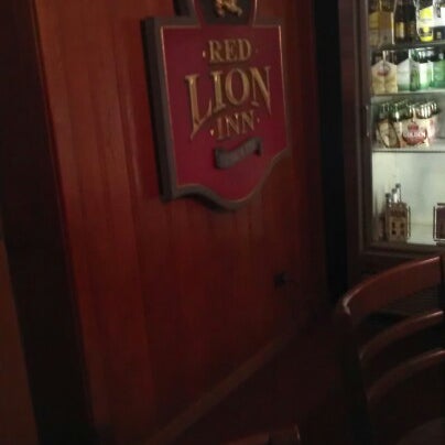 รูปภาพถ่ายที่ DiPaolo&#39;s Red Lion Inn โดย Alan W. เมื่อ 9/22/2012