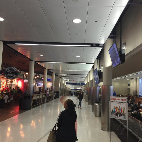 7/27/2015 tarihinde Mike E.ziyaretçi tarafından San Antonio International Airport (SAT)'de çekilen fotoğraf