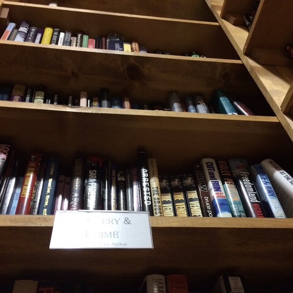 7/29/2015 tarihinde Amy V.ziyaretçi tarafından Midtown Scholar Bookstore'de çekilen fotoğraf