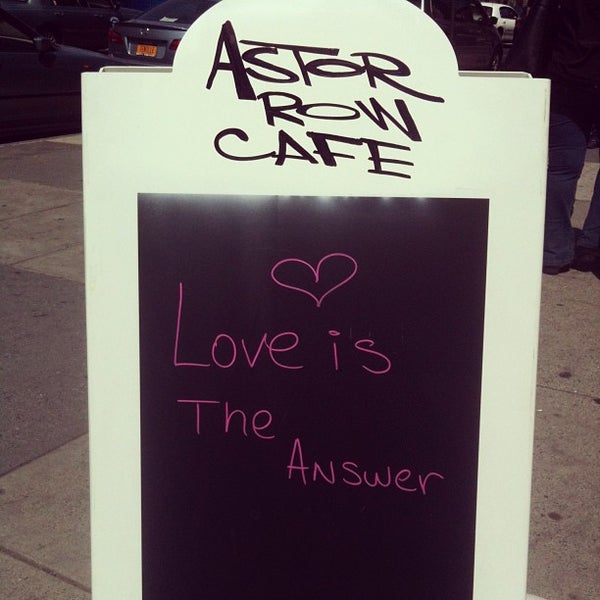Das Foto wurde bei Astor Row Café von Sara K. am 4/9/2013 aufgenommen