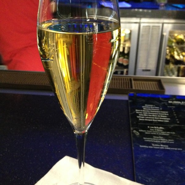 12/27/2012에 Michelle W.님이 Bubbles Wine Bar에서 찍은 사진