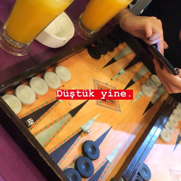 รูปภาพถ่ายที่ Sokak Cafe &amp; Restaurant โดย Deniz G. เมื่อ 9/6/2019