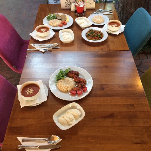 12/2/2016 tarihinde Erdem K.ziyaretçi tarafından Nev Restaurant &amp; Cafe'de çekilen fotoğraf