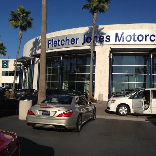 รูปภาพถ่ายที่ Fletcher Jones Motorcars โดย Thach N. เมื่อ 11/11/2012