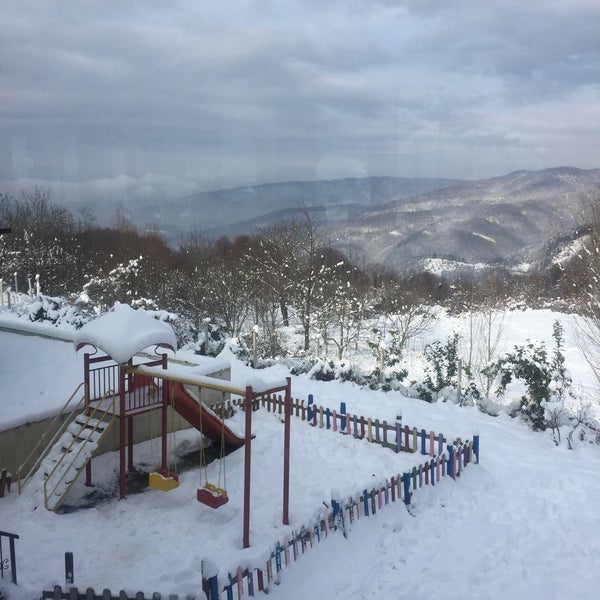 Foto diambil di Cafer Usta Bolu Dağı Et Mangal oleh Vijdan C. pada 1/16/2021