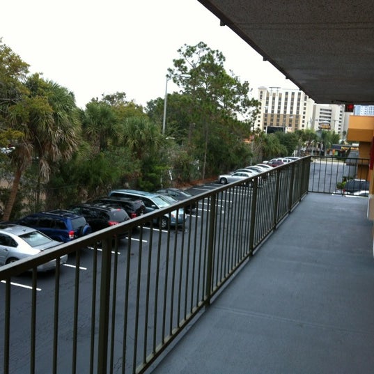 Foto tirada no(a) Howard Johnson Inn Orlando International Drive por Luiz Antonio M. em 11/16/2012