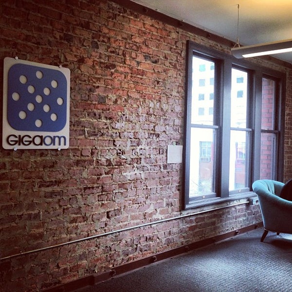 รูปภาพถ่ายที่ Gigaom HQ โดย Kat E. เมื่อ 4/5/2013