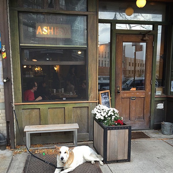 Foto tirada no(a) Ashbox Cafe por Kat E. em 11/12/2014