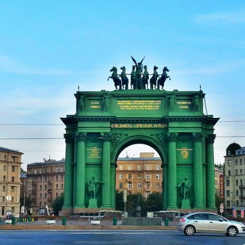 Что находится внутри нарвских ворот Tips scorn di Narva Triumphal Arch