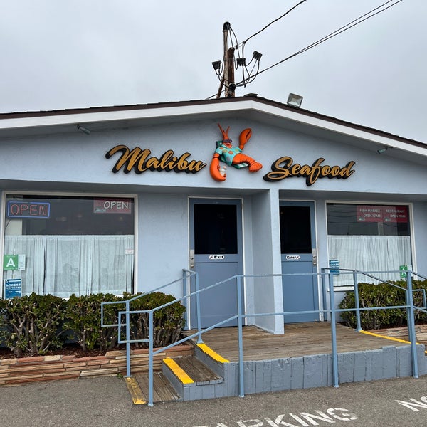 Снимок сделан в Malibu Seafood Fresh Fish Market &amp; Patio Cafe пользователем D L. 4/11/2023