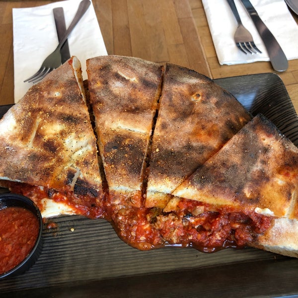Снимок сделан в Coney Island Pizza пользователем D L. 5/18/2019