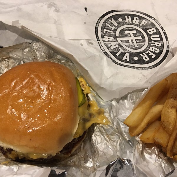 Foto tirada no(a) H&amp;F Burger por D L. em 11/1/2017
