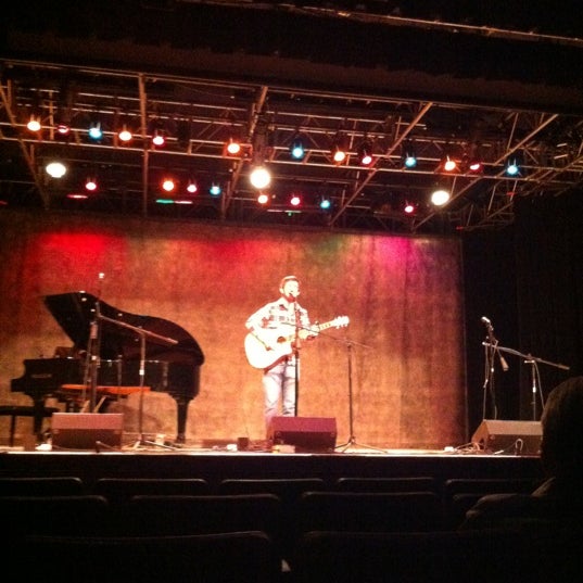 Foto diambil di Eddie Owen Presents at Red Clay Theatre oleh Stacy T. pada 11/6/2012