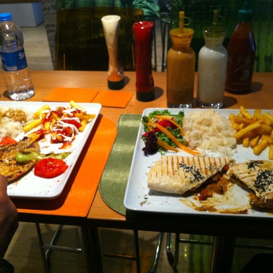 Das Foto wurde bei Mörfi Cafe &amp; Bar &amp; Restaurant von Deniz Y. am 10/9/2012 aufgenommen
