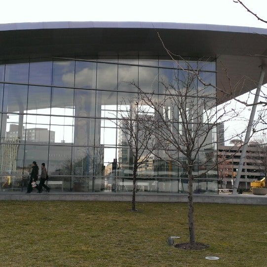 Foto tirada no(a) Baltimore Visitor Center por Patrick C. em 3/21/2013