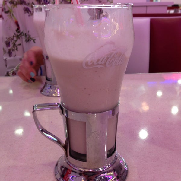 Photo taken at Johnny Rockets by Igor B. on 4/28/2013