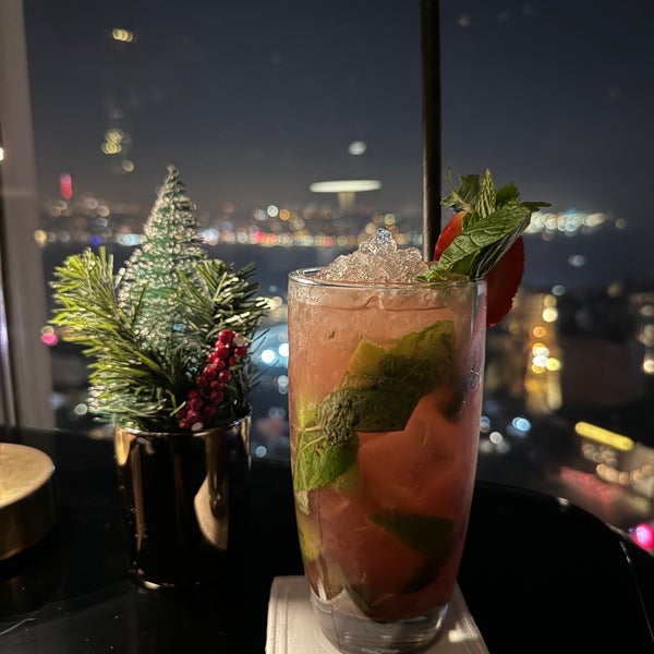 Das Foto wurde bei City Lights Restaurant &amp; Bar InterContinental Istanbul von ましろ am 12/28/2023 aufgenommen
