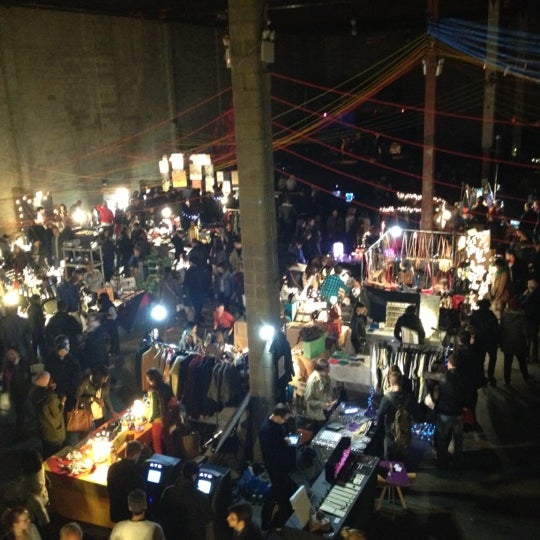 รูปภาพถ่ายที่ Brooklyn Night Bazaar โดย Michelle Wendy เมื่อ 11/24/2012
