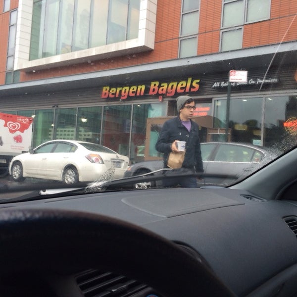 รูปภาพถ่ายที่ Bergen Bagels on Myrtle โดย Michelle Wendy เมื่อ 10/11/2014