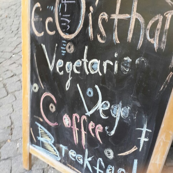 Foto tomada en Ecoisthan Vegan Vegetarian Restaurant &amp; Traveller House  por Umit Yasar D. el 6/20/2014