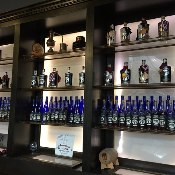 Снимок сделан в Corsair Distillery &amp; Taproom пользователем Gonzalo J. 9/23/2018