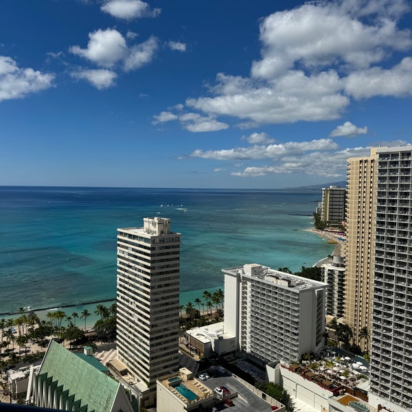 Foto diambil di Waikiki Beach Marriott Resort &amp; Spa oleh Daisuke K. pada 11/3/2023