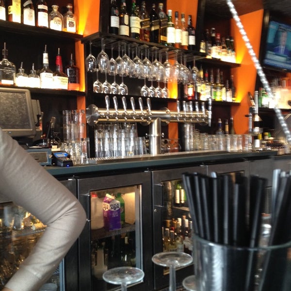 1/7/2014 tarihinde Thirsty J.ziyaretçi tarafından Michael J’s Pizzeria &amp; Bar'de çekilen fotoğraf