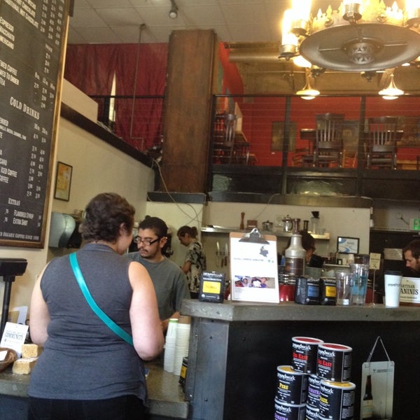 5/20/2014 tarihinde Thirsty J.ziyaretçi tarafından Groundwork Coffee'de çekilen fotoğraf