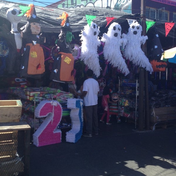 Foto scattata a Piñata District - Los Angeles da Thirsty J. il 10/6/2013