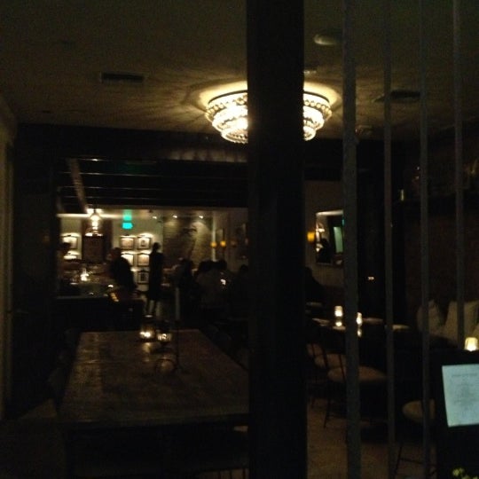 รูปภาพถ่ายที่ Colonial Wine Bar โดย Thirsty J. เมื่อ 10/7/2012