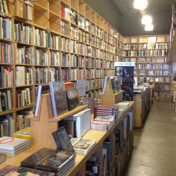 Photo taken at Hennessey + Ingalls Bookstore by Thirsty J. on 1/29/2013