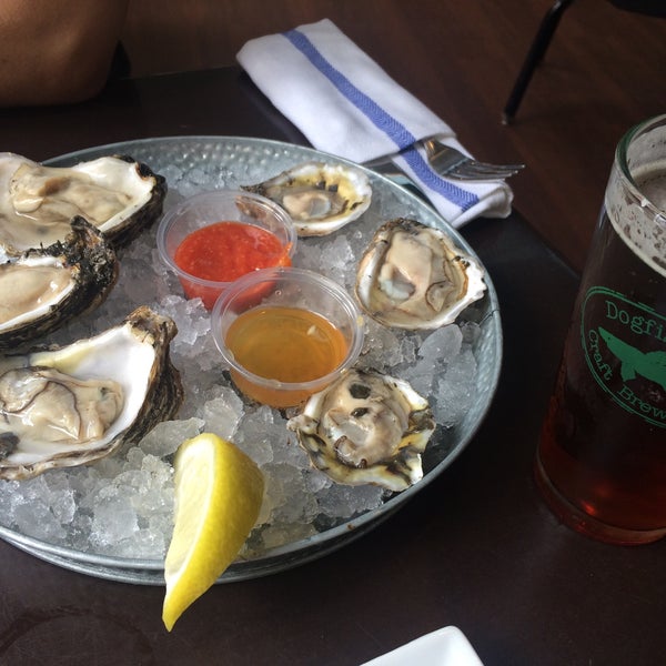 Foto diambil di Harry&#39;s Oyster Bar &amp; Seafood oleh Uroo pada 7/6/2015