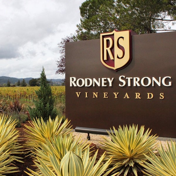 Photo taken at Rodney Strong Vineyards by Shana R. on 10/15/2014