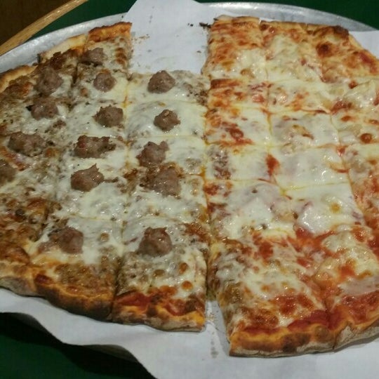 Снимок сделан в Sammy&#39;s Pizza пользователем Josh R. 11/14/2015