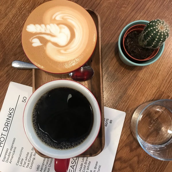 Foto tomada en Barry Higgel&#39;s coffeehouse  por Petra Z. el 11/18/2018