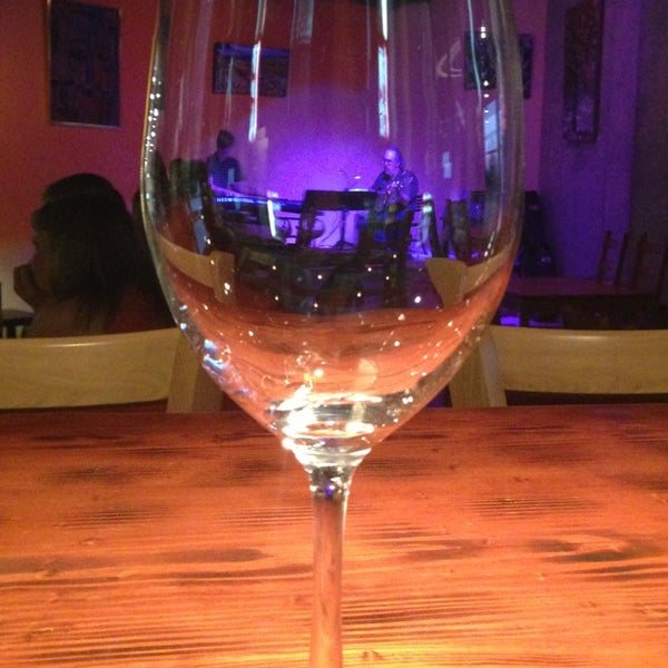 Foto tomada en Mendoza Wine Bar &amp; Music  por Sarah J. el 8/17/2013