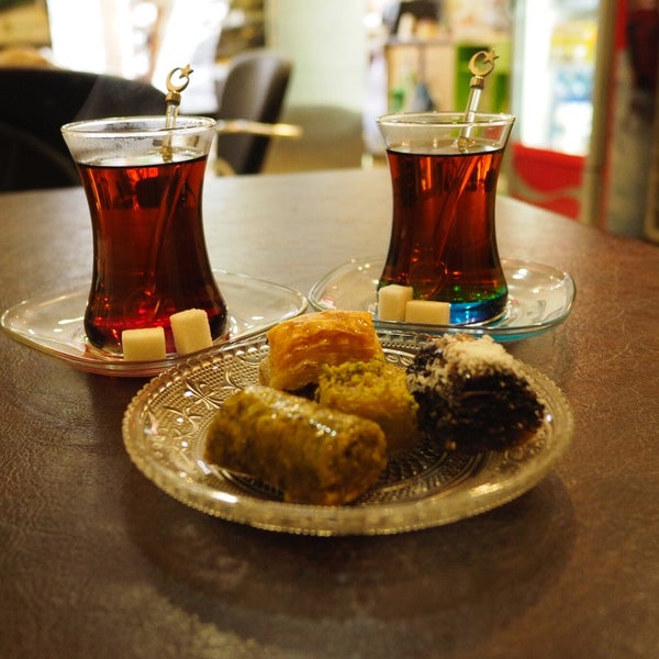 バクラヴァとトルコチャイ（紅茶）、トルココーヒーが飲めます。英語通じませんがショーウィンドウのバクラヴァを指差して身振り手振りでやり取りできます。Very delicious Baklava. Turkish coffee and Turkish chai are also nice.