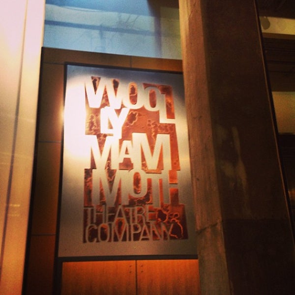 7/9/2013 tarihinde Kurtis S.ziyaretçi tarafından Woolly Mammoth Theatre Company'de çekilen fotoğraf