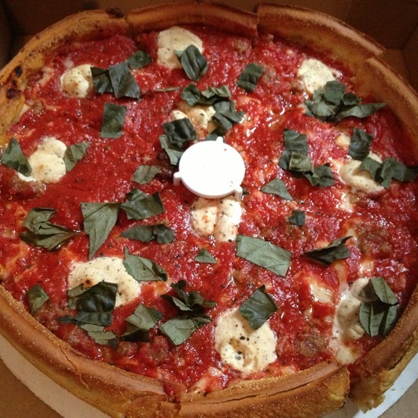 รูปภาพถ่ายที่ Patxi&#39;s Pizza โดย Addie B. เมื่อ 8/12/2013